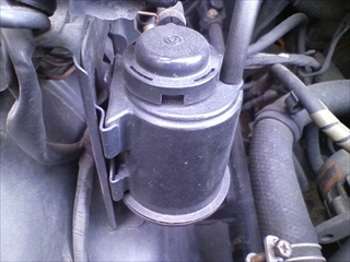 エンジンルーム内の円筒形の黒い部品について（長い間なにかわかりませ